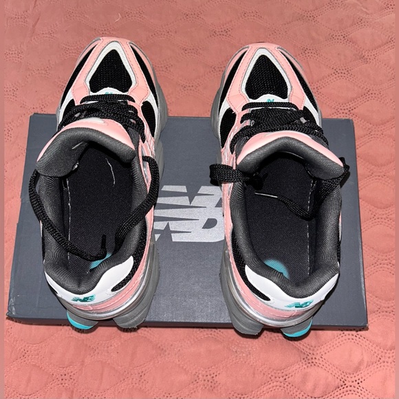 New Balance 9060 Kids size 4.5 EUC - Picture 5 of 8